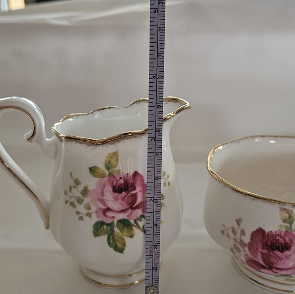 "American Beauty" cream and sugar by Royal Albert. - Picture 8 of 13